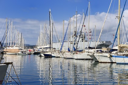 France, Var (83), Toulon, la base navale (Arsenal), le Mistral (L9013) est un porte-hélicoptères amphibie de la Marine nationale française