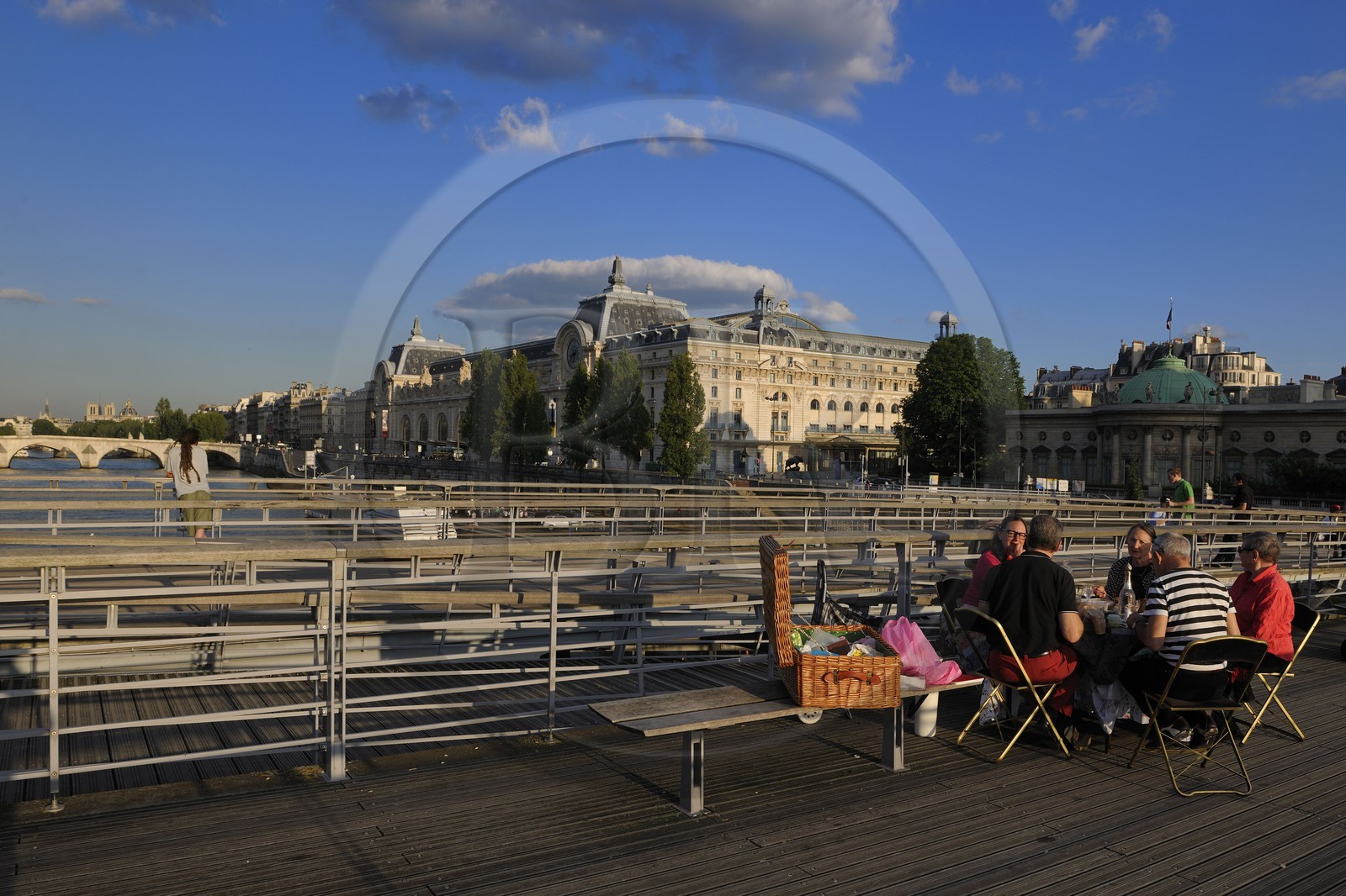 France, Paris (75), les rives de la Seine, pic-nic sur la passerelle Solferino