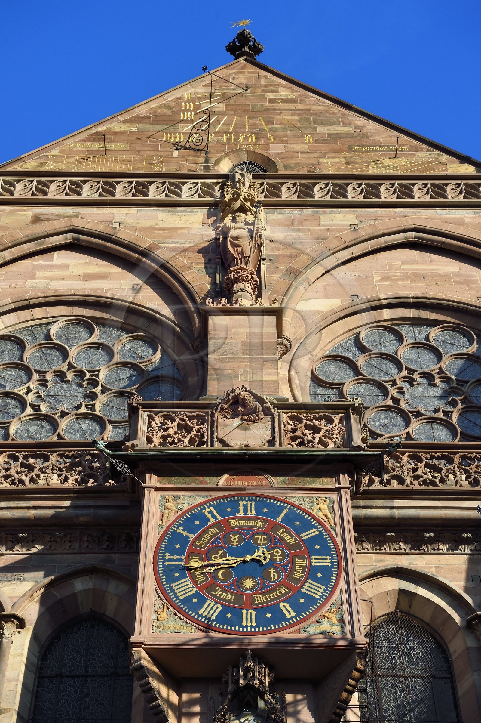 France, Bas-Rhin (67), Strasbourg, vieille ville classée au Patrimoine Mondial de l'UNESCO, la cathédrale Notre-Dame, facade sud, au dessus du Portail du transept sud appelé du Jour du jugement, statue de saint Arbogaste, l'un des patrons de l'Alsace, au dessus de l'astrologue qui se penche sur un cadran solaire (XVème siècle)