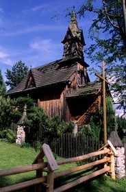 Pologne, Petite Pologne, Carpates, petite église en bois d'un village proche de Zarcopane et massif des Tatras