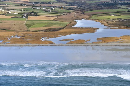 France, Finistère (29), baie d’Audierne, étang de Kergalan situé sur la commune de Tréogat et géré par le Conservatoire du Littoral (vue aérienne)