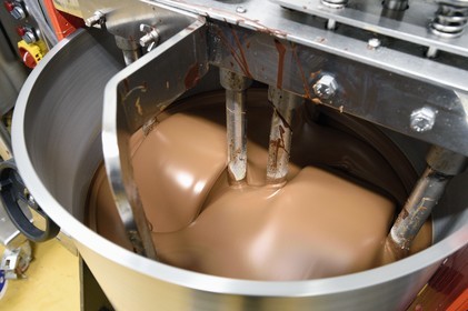 France, Bas-Rhin (67), Munlhdolseim, préparation du chocolat dans l'atelier du patissier chocolatier Thierry Mulhaupt