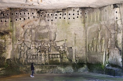 France, Dordogne (24), Brantôme, l'abbaye bénédictine Saint-Pierre de Brantôme, vestiges du premier monastère troglodytique aménagé dans les grottes au pied de la falaise avec notamment dans la grotte du Jugement Dernier, à droite la Crucifixion du début XVIIème siècle, à gauche un bas relief du XV ème siècle sous le pigeonnier