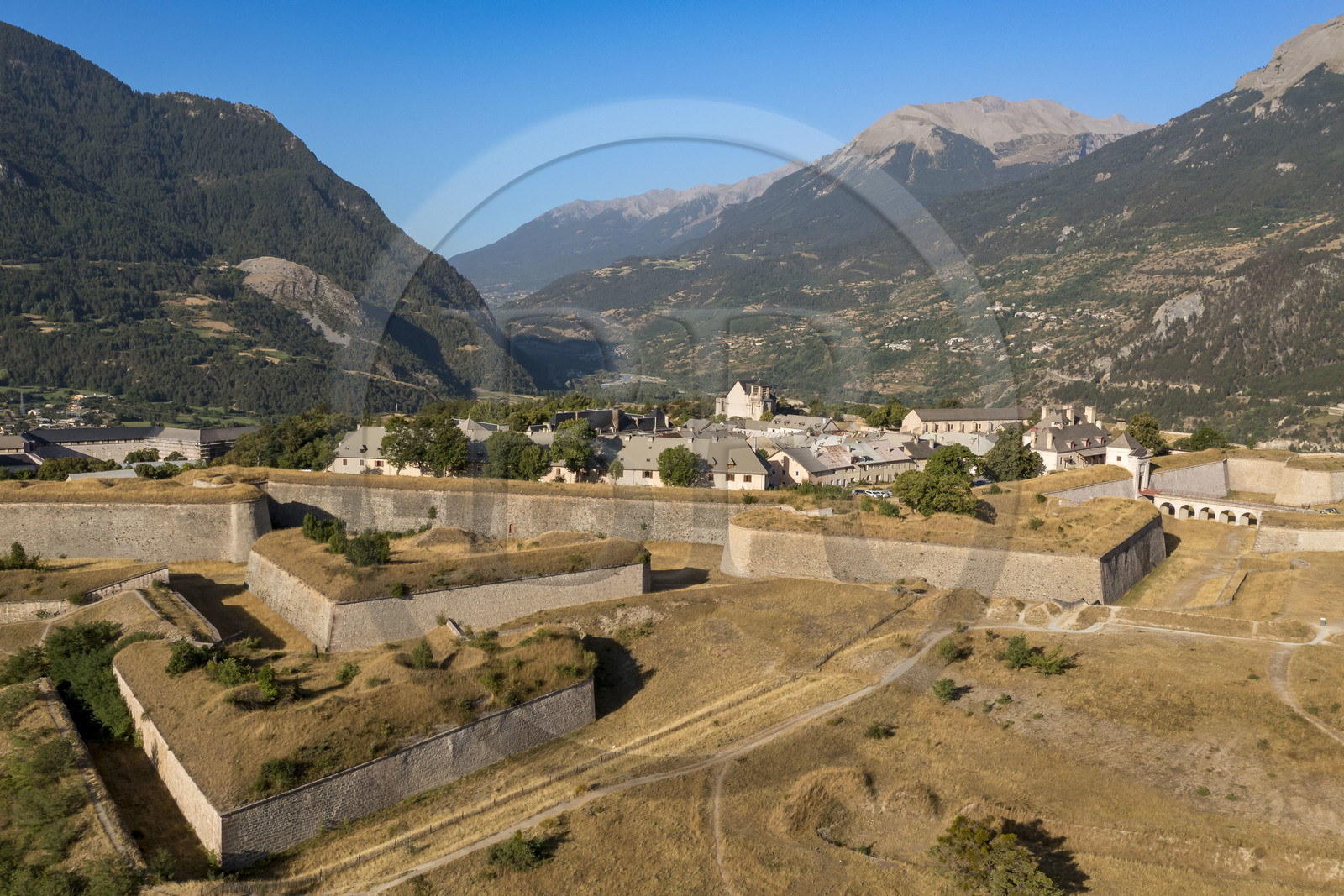 France, Hautes Alpes (05), Mont-Dauphin, citadelle édifiée par Vauban, classée Patrimoine Mondial de l'UNESCO (vue aérienne)