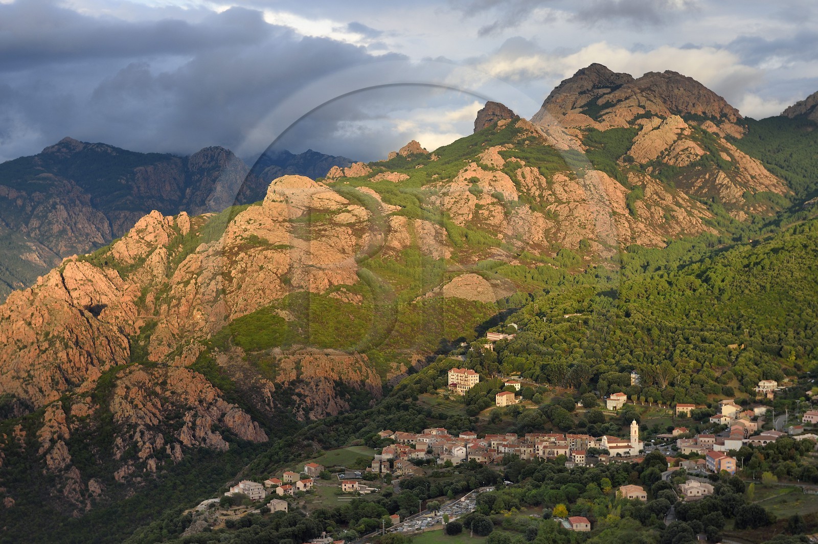 France, Corse-du-Sud (2A), Golfe de Porto, classé Patrimoine Mondial de l'UNESCO, Piana, labellisé Les Plus Beaux Villages de France, vue générale