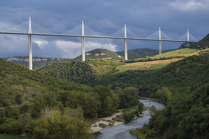 France, Aveyron (12), parc naturel régional des Grands Causses, Peyre, le viaduc de Millau des architectes Michel Virlogeux et Norman Foster, entre le Causse du Larzac et le Causse de Sauveterre au dessus du Tarn