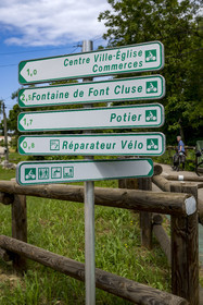 France (30), Gard, Montfrin, panneau indicateurs sur la piste cyclable de la voie verte du Pont du Gard