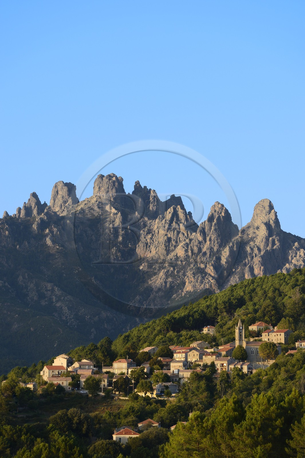 France, Corse-du-Sud (2A), Alta Rocca, le village de Zonza et les Aiguilles de Bavella en arrière plan