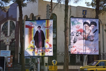 Iran, Province d'Ispahan, désert du Dasht-e Kavir, ville de Nain ou Na'in, affiches mettant à l'honneur les deux guides de la Révolution l'ayatollah Khomeini et l'ayatollah Khamenei (à droite)