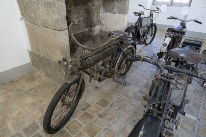 France, Côte-d'Or (21), les climats de Bourgogne classés Patrimoine Mondial de l'UNESCO, Côte de Beaune, Savigny-les-Beaune, le chateau avec les musées et collections avions de chasse, voitures de course Abarth, motos, tracteurs enjambeurs, maquettes, camions de pompiers, moto française Rupta modèle 12 de 1912 ayant appartenu à Jean Mermoz