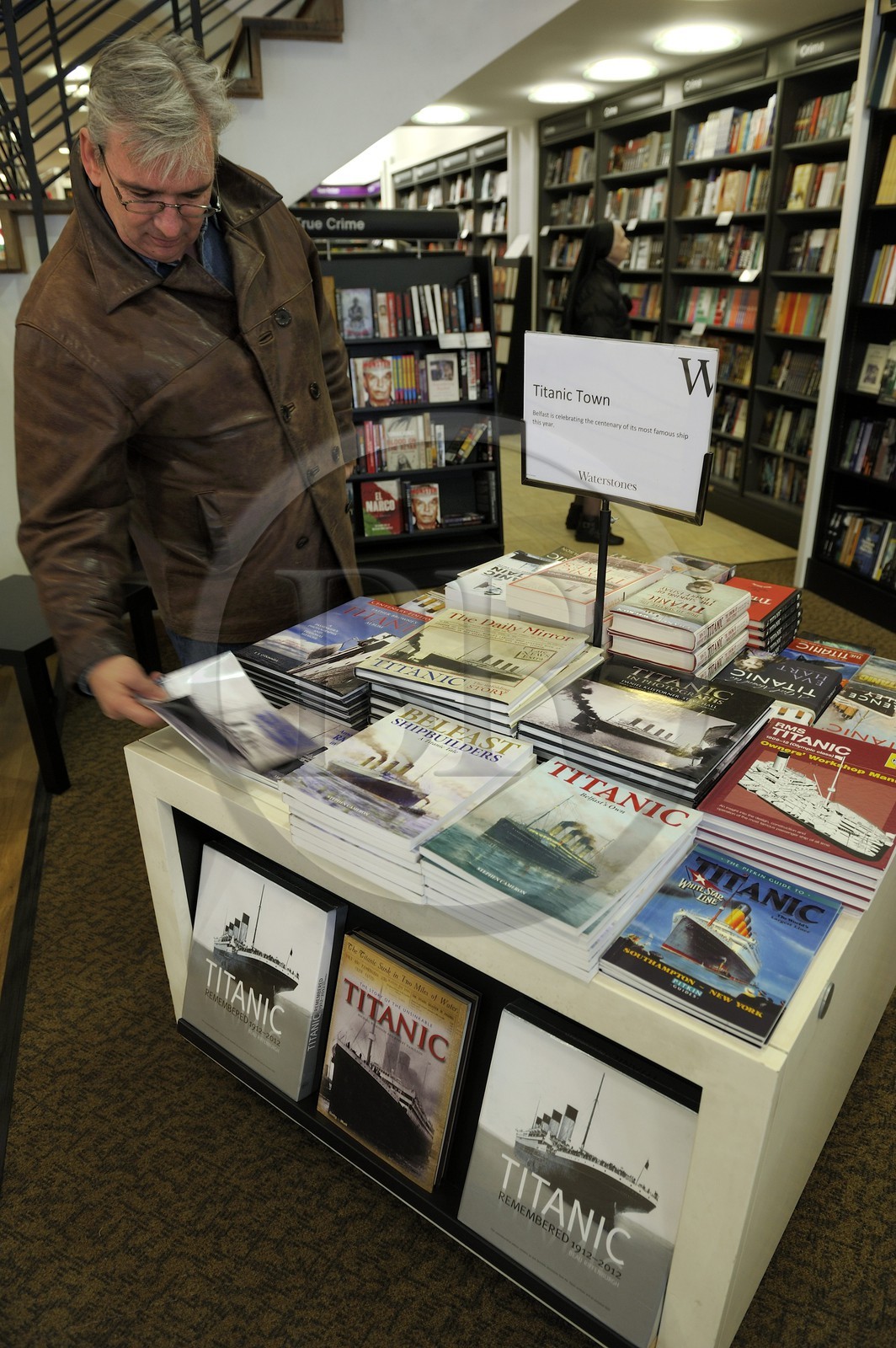 Royaume-Uni, Irlande du Nord, Belfast, librairie Waterstone dans Fountain street, linéaire dédié aux livres sur le Titanic