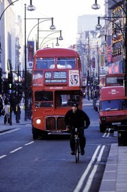 Royaume-Uni, Londres, circulation sur Oxford Street, bus à impériale