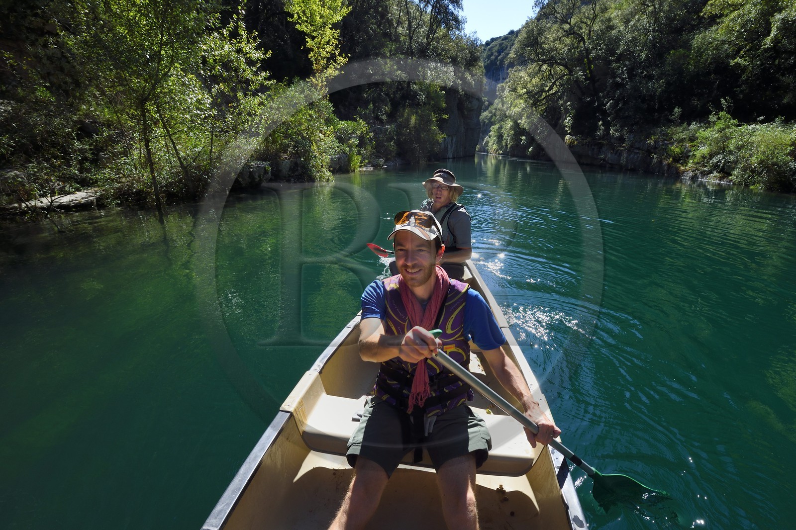 Var (83) rive gauche et Alpes-de-Haute-Provence (04) rive droite, Parc Naturel Régional du Verdon, Basses Gorges du Verdon en aval du lac de Sainte Croix, découverte en canoe des gorges de Baudinard