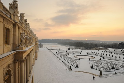 France, Yvelines (78), parc du château de Versailles sous la neige, classé Patrimoine Mondial de l'UNESCO, le parterre du Midi au soleil couchant