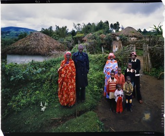 Burundi, province de Bujumbura, région d'Ijenda, famille Tutsi devant leur rugo (ferme traditionnelle) de type archaïque, au premier plan à droite on aperçoit l'enclos où l'on enferme les vaches pour la nuit (avant-cour), sur la gauche on peut voir la case d'un fils marié dont l'accès se fait par la cour principale et en arrière plan se trouve la cour principale avec la case du chef de rugo et les greniers (reproduction plan-film inversible 4x5)