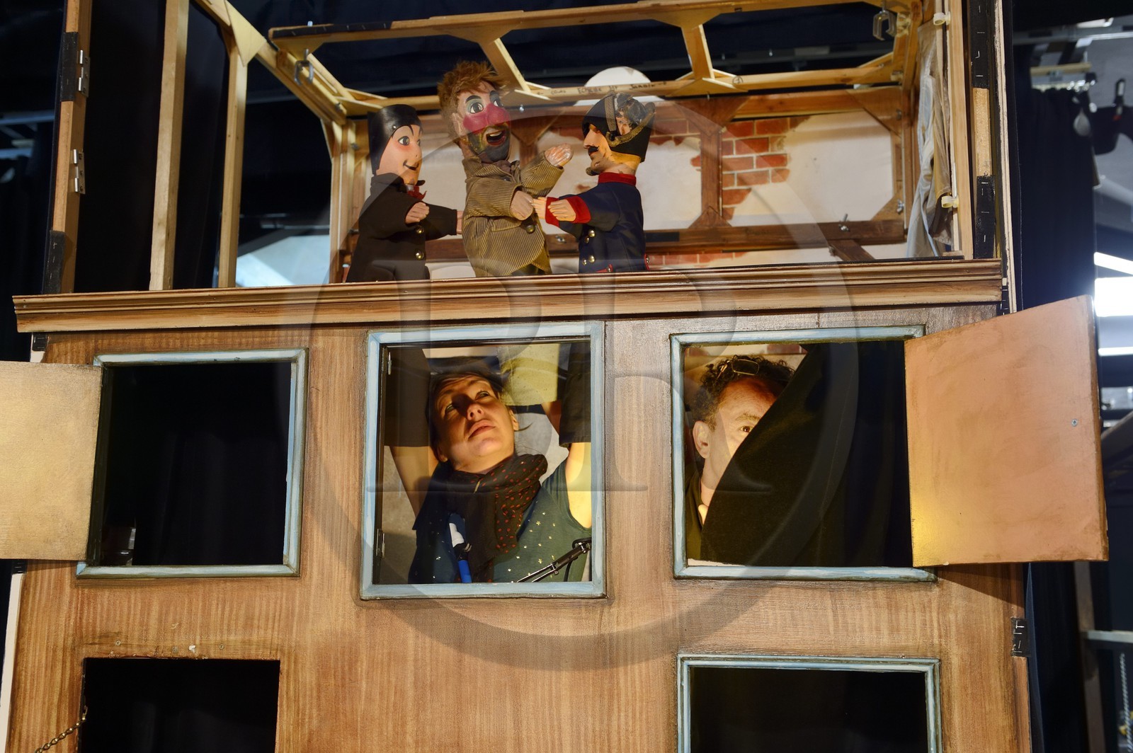 France, Rhône (69), Lyon, Guignol de Lyon, théâtre des marionnettes, marionnettistes du Collectif ZonZons dans leur castelet