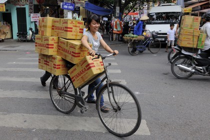Vietnam, Hanoï, quartier des 36 rues dans la vieille ville, transport de cartons