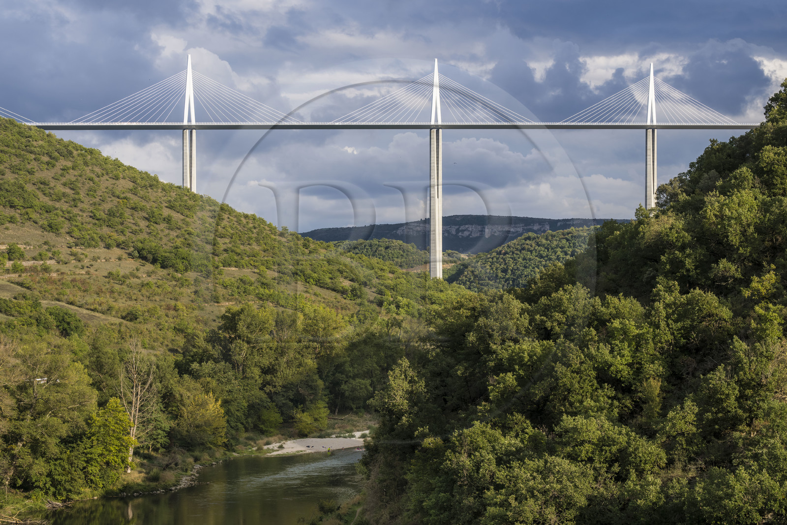 France, Aveyron (12), parc naturel régional des Grands Causses, Peyre, le viaduc de Millau des architectes Michel Virlogeux et Norman Foster, entre le Causse du Larzac et le Causse de Sauveterre au dessus du Tarn