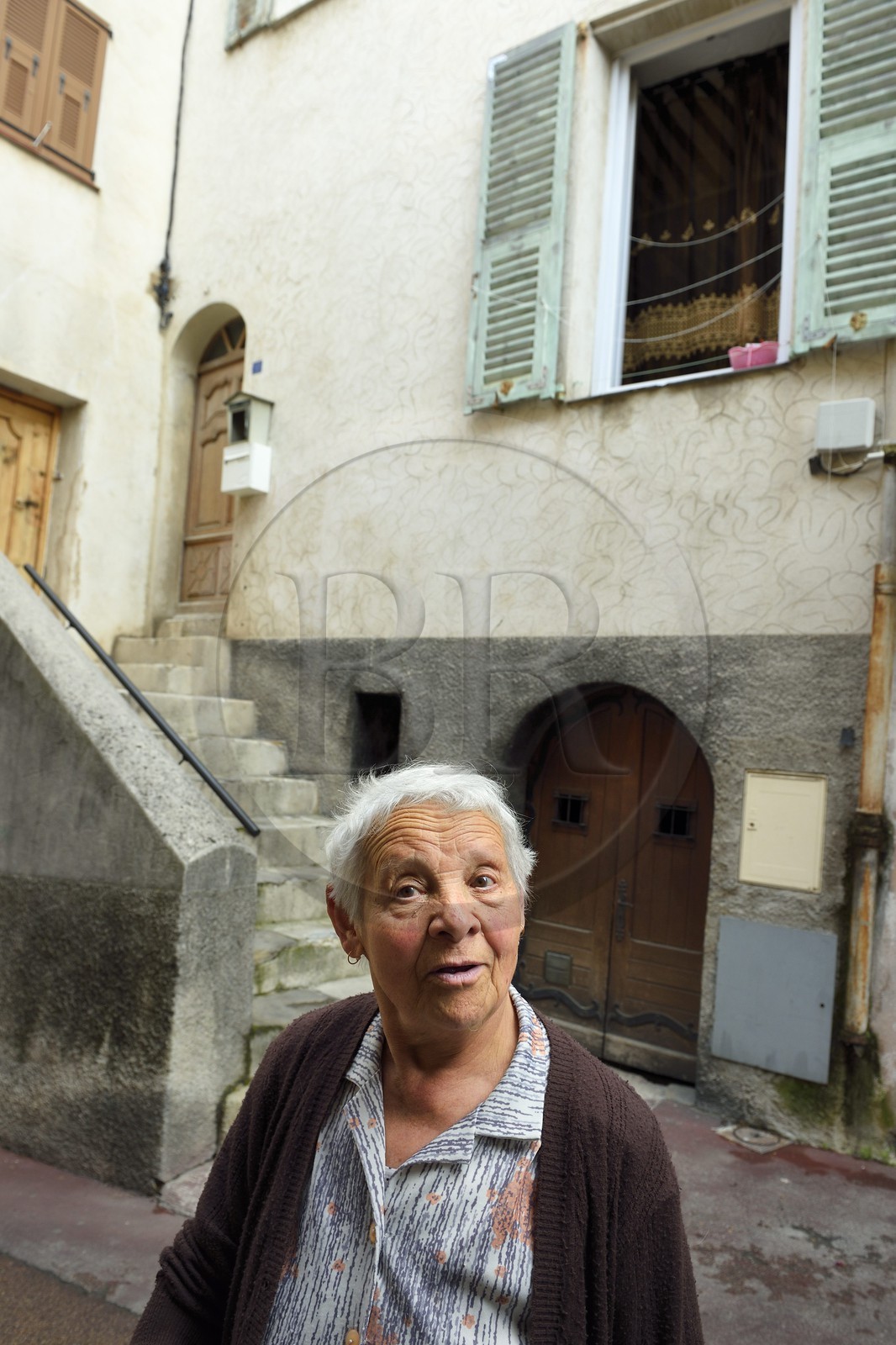 France, Alpes-Maritimes (06), Contes, France habitante du village de 85 ans