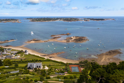 France, Côtes d'Armor (22), Ploubazlanec, vue sur l'archipel de Bréhat et bateau de liaison (vue aérienne)