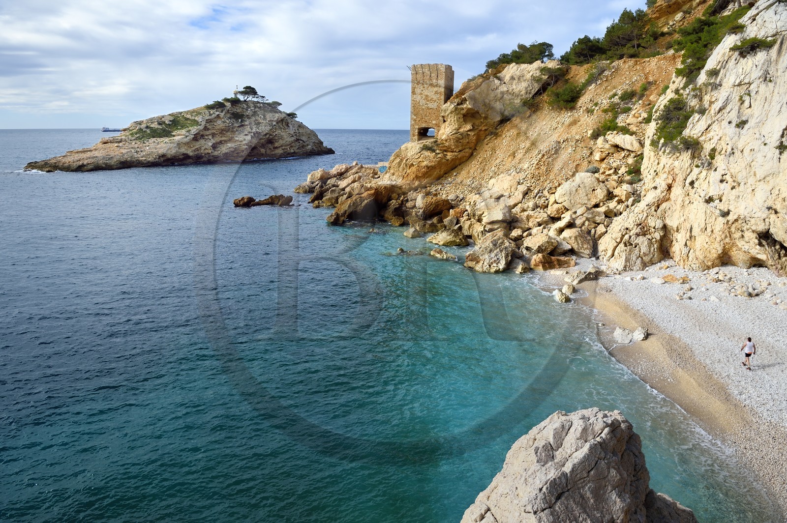 France, Bouches-du-Rhône (13), Ensuès-la-Redonne vers Marseille, la Cote Bleue, randonnée de Niolon au Cap Méjean le long du Sentier des Douaniers, la petite plage et l'ile de la calanque de l'Erevine