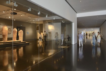 Israel, Jérusalem, quartier de Guivat Ram, musée d'Israel, departement d'archéologie, cercueils de forme humaine de Deir el-Balah, poterie du 13e siècle avant notre ère