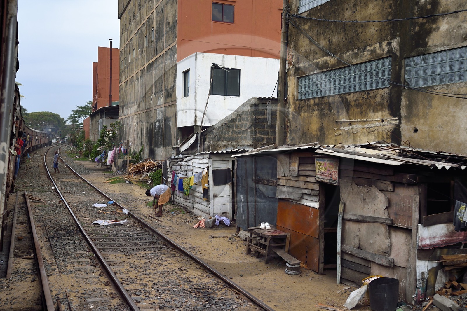 Sri Lanka, banlieue de Colombo vers Moratuwa, taudis construits en bordure de la voie ferrée