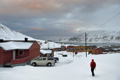 Norway, Svalbard, Spitzbergen, Longyearbyen, residential buildings and the Adventfjorden fjord
