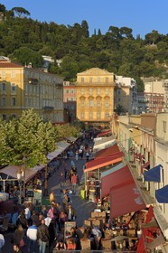 France, Alpes-Maritimes (06), Nice, vieille ville, marché du cours Saleya, le palais Cais de Pierlas enarrière plan