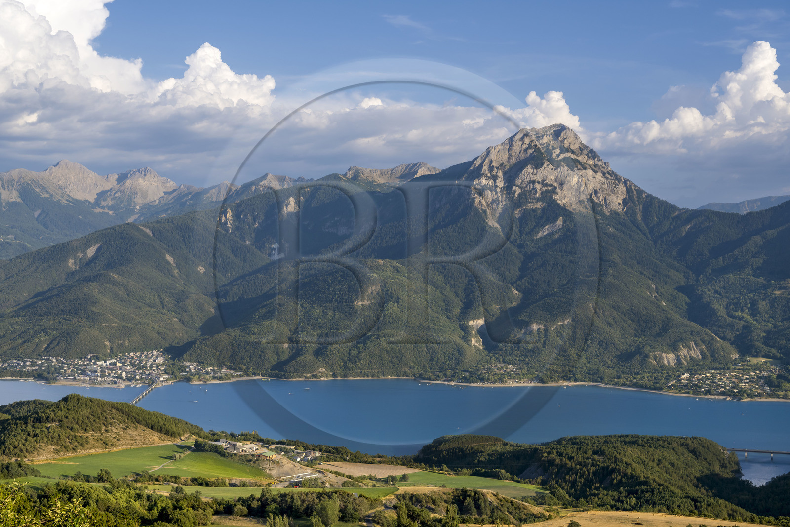 France, Hautes Alpes (05), Saint-Apollinaire, panorama sur le lac de Serre-Ponçon et le sommet du Pic de Morgon (2324 m) en arrière-plan