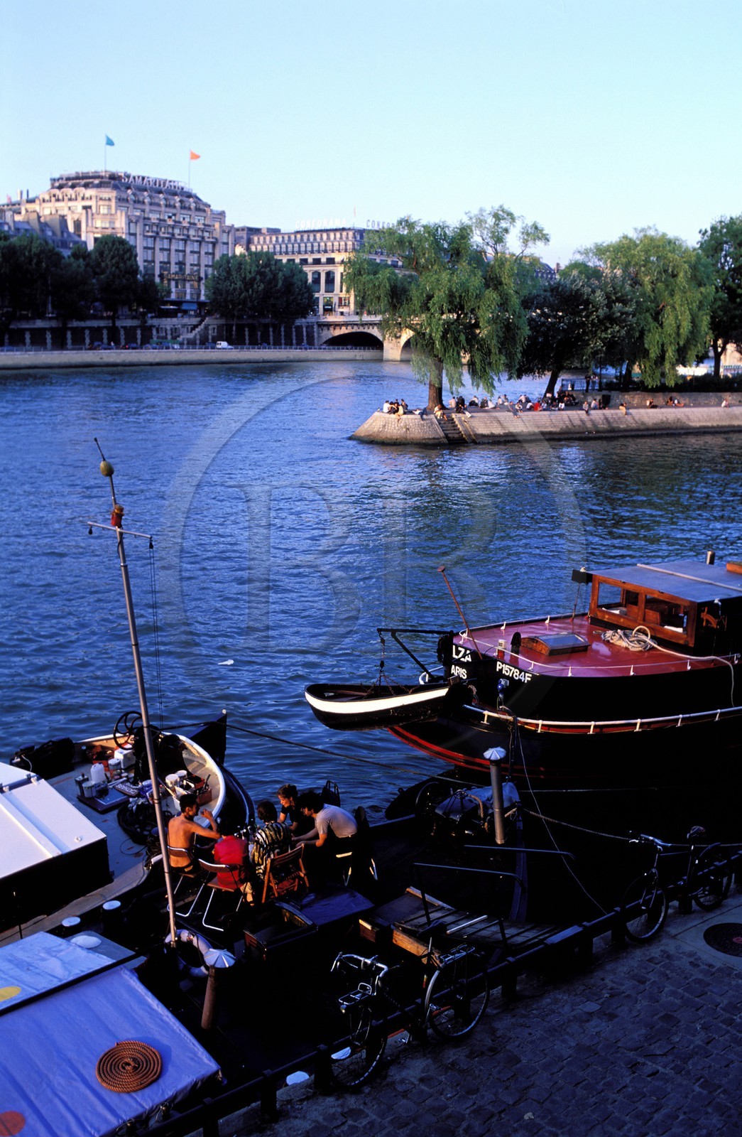 France, Paris (75), les rives de la Seine, classées Patrimoine Mondial de l'UNESCO, repas sur une péniche face à la pointe de l'île de la Cité