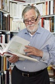 France, Paris (75), le paléontologue et paléoanthropologue Yves Coppens, professeur émérite au Collège de France, au bureau de son domicile parisien