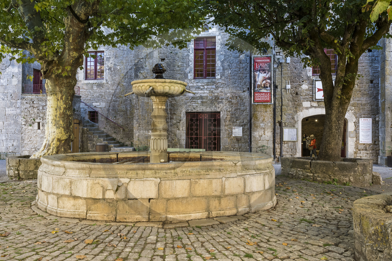 France, Aveyron (12), Causses et les Cévennes, paysage culturel de l'agro-pastoralisme méditerranéen, classés Patrimoine Mondial de l'UNESCO, Sainte-Eulalie-de-Cernon sur la route de Saint-Jacques-de-Compostelle, la place de la Fontaine devant la Commanderie Templière devenue Hospitalière et habitation du commandant des Templiers