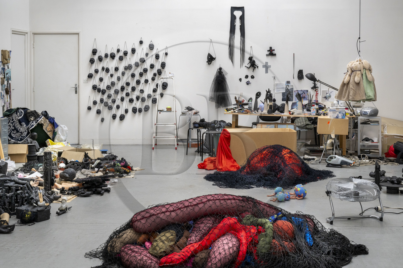 France, Hauts-de-Seine (92), Malakoff, oeuvres en cours dans l'atelier de l'artiste Annette Messager