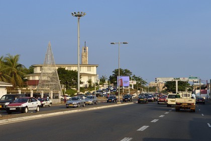 Gabon, Libreville, Boulevard de l'Indépendance sur le Front de Mer et la cathédrale Sainte-Marie