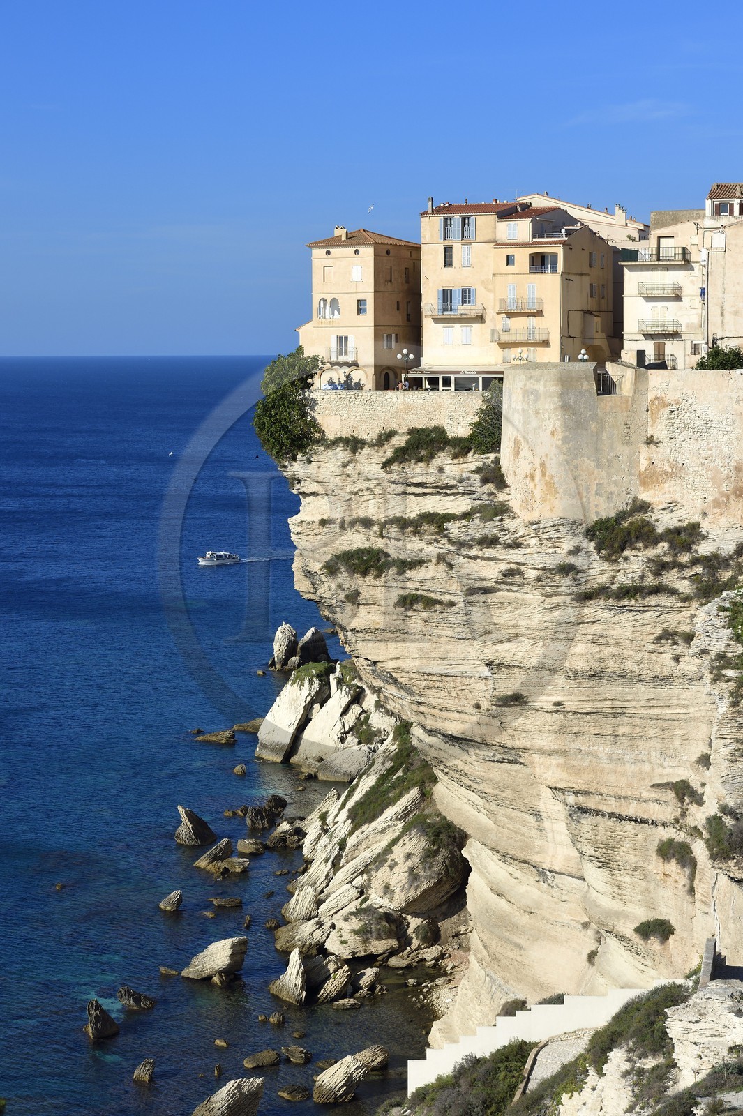 France, Corse-du-Sud (2A), Bonifacio, la vieille ville ou Haute Ville perchée sur des falaises de calcaire de plus de 60 mètres de haut