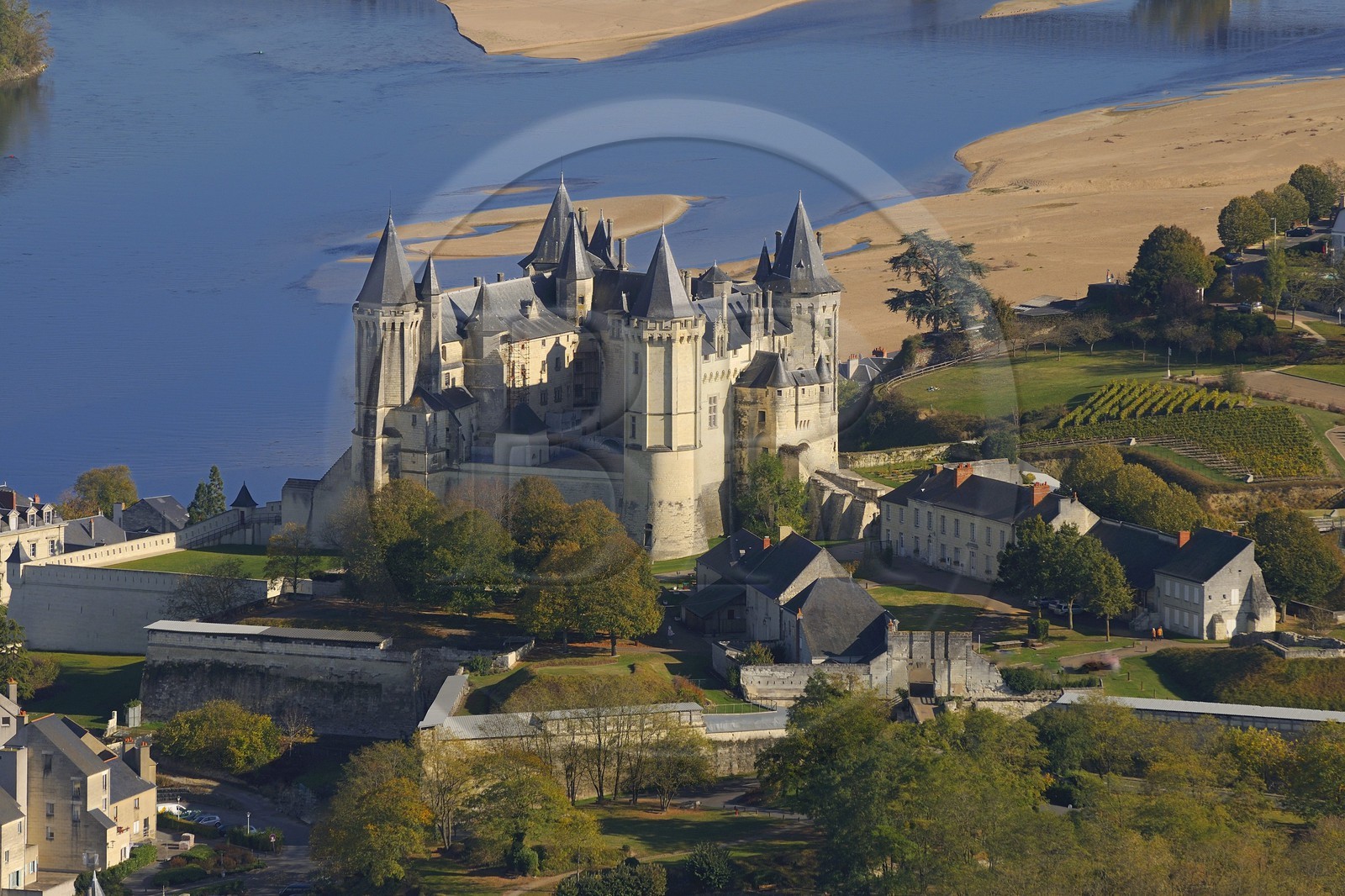 France, Maine-et-Loire (49), Vallée de la Loire classée Patrimoine Mondial de l' UNESCO, Saumur, le château au bord de la Loire (vue aérienne)