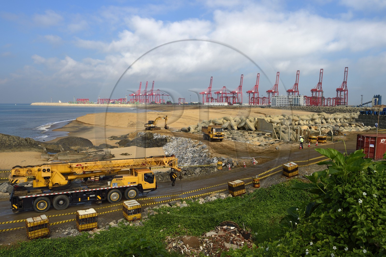 Sri Lanka, province de l'ouest, district de Colombo, Colombo, chantier du nouveau quartier du port et le port de commerce en arrière plan