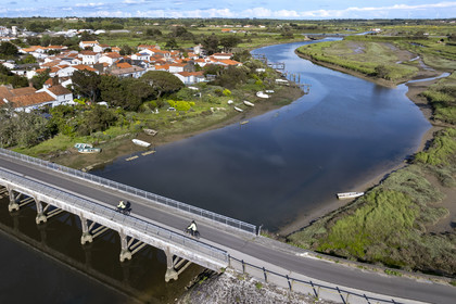 France, Vendée (85), Brem-sur-mer, village de La Gachère et le chenal du Havre de la Gachère (vue aérienne)