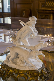 France, Oise (60), Chantilly, le chateau de Chantilly, le musée Condé, biscuit (céramique) représentant une scène de chasse en décoration de table