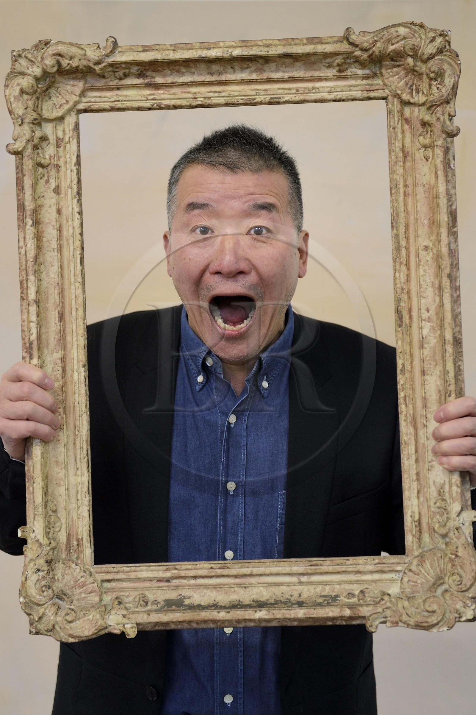 France, l'artiste peintre de Xiaofan Ru dans son atelier des Lilas près de Paris
