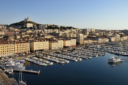 France, Bouches-du-Rhône (13), Marseille, Le Vieux Port, quai de Rive Neuve et quai de la Fraternité, la basilique Notre Dame de la Garde en arrière plan