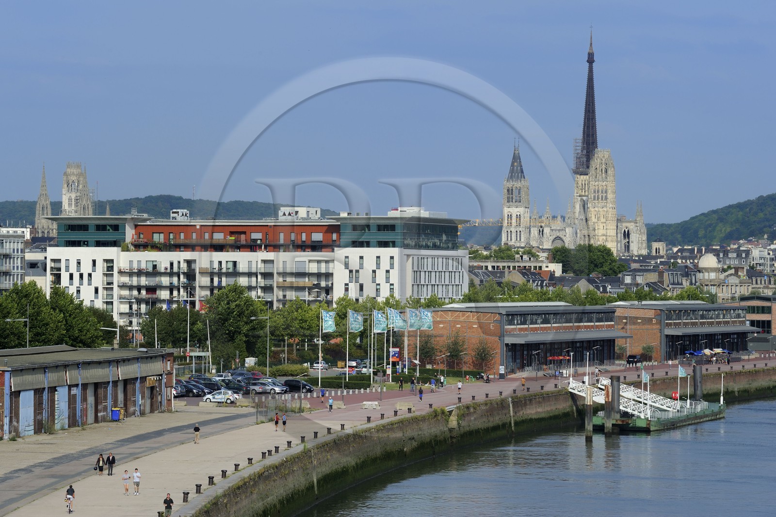 France, Seine-Maritime (76), Rouen, les anciens docks sur les quai de Bois-Guilbert et la cathédrale Notre-Dame en arrière-plan