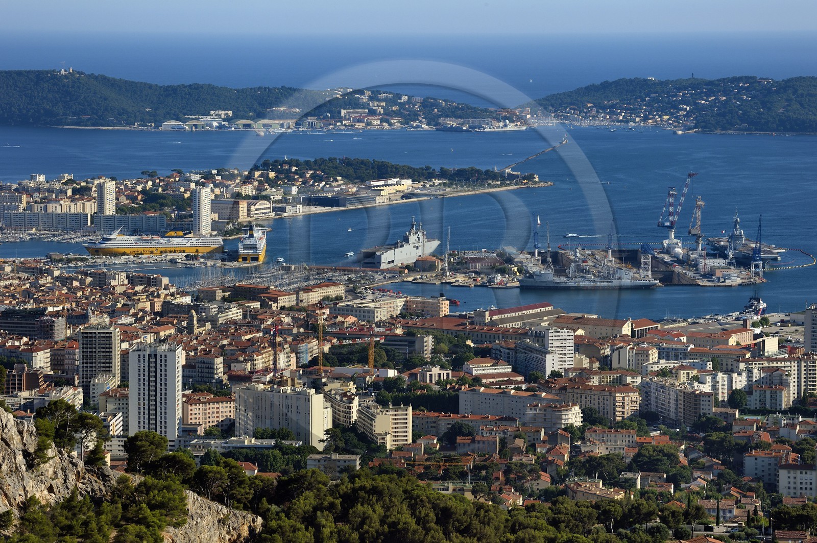 France, Var (83), Toulon, la rade et la base navale depuis le Mont Faron, la grande digue et la presqu'Ile de Saint-Mandrier en arrière plan