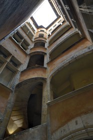 France, Rhône (69), Lyon, site historique classé Patrimoine Mondial de l'UNESCO, Vieux Lyon, escalier avec des marches en colimaçon sans noyau central, paliers avec galerie et fenêtres à meneaux et main courante dans la pierre au 10 rue Lainerie