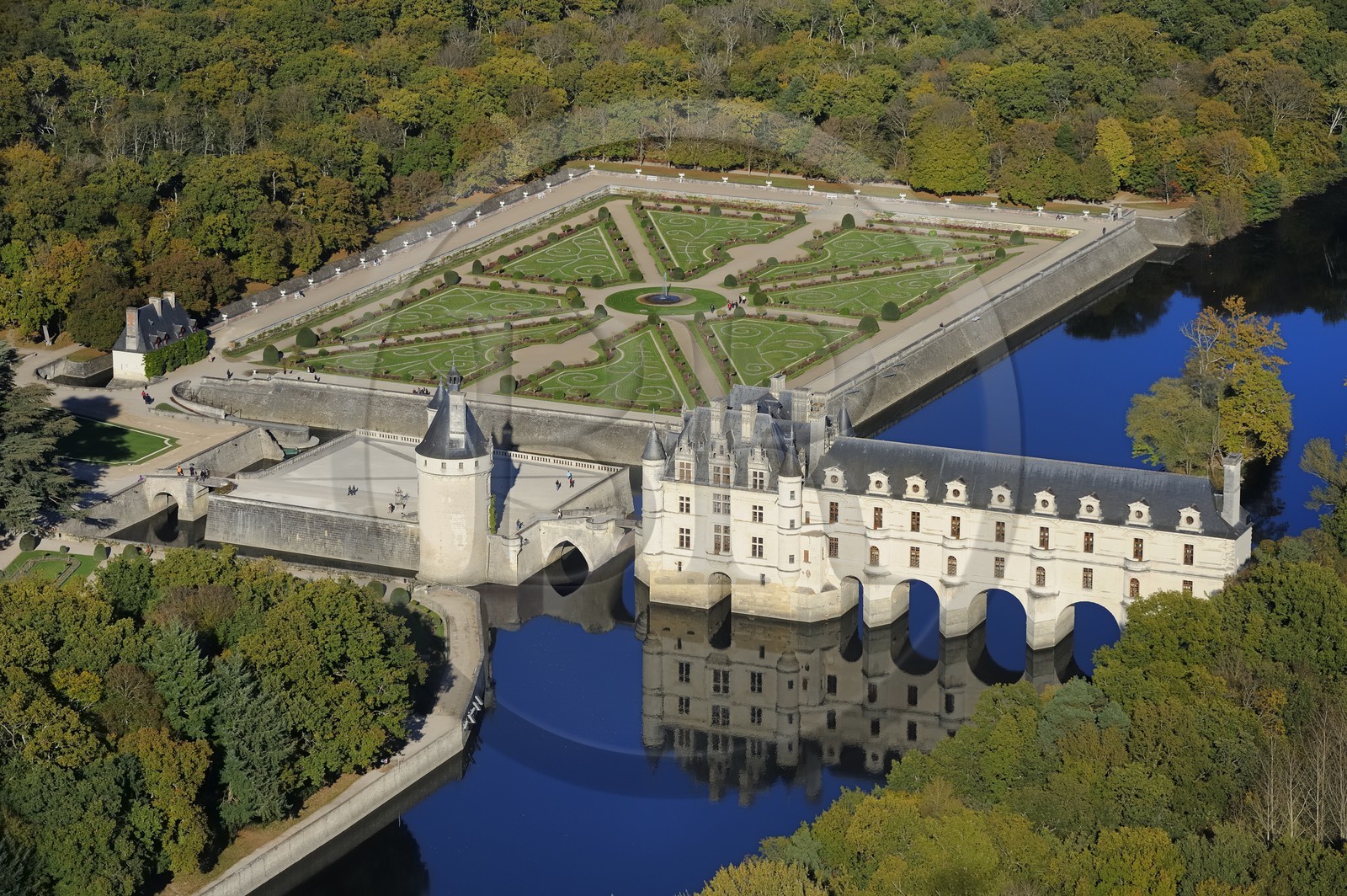 France, Indre-et-Loire (37), château de Chenonceau et son jardin à la française au bord du Cher (vue aérienne)
