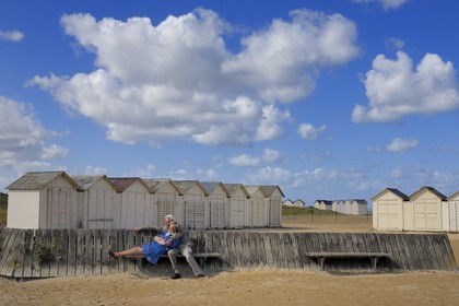 France, Calvados (14), Côte de Nacre, Ouistreham, Riva-Bella, amoureux devant les cabines sur la plage