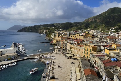 Italie, Sicile, iles Eoliennes, classées Patrimoine Mondial de l'UNESCO, Ile de Lipari, Lipari, le port de pêche de Marina Corta et l'église San Giuseppe, église Anime del Purgatorio à gauche sur la jetée