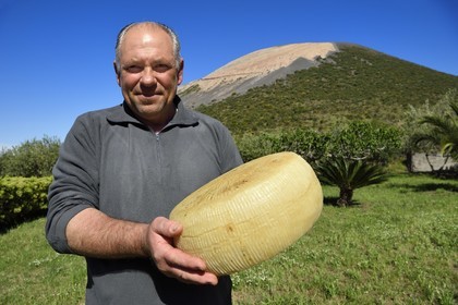 Italie, Sicile, iles Eoliennes, classées Patrimoine Mondial de l'UNESCO, ile de Vulcano, La Vecchia Fattoria, le berger et fromager de chèvre Fabrizio Lo Piccolo au pied du volcan