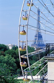 France, Paris (75), la grande roue du Jardin des Tuileries et la Tour Eiffel